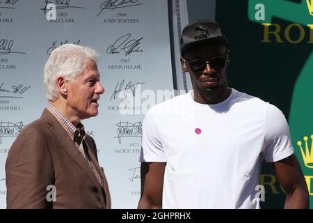 (Da L a R): Bill Clinton (USA) ex presidente degli Stati Uniti sul podio con Usain Bolt (JAM) Athlete. 22.10.2017. Formula 1 World Championship, Rd 17, United States Grand Prix, Austin, Texas, USA, Race Day. Il credito fotografico dovrebbe essere: XPB/Press Association Images. Foto Stock