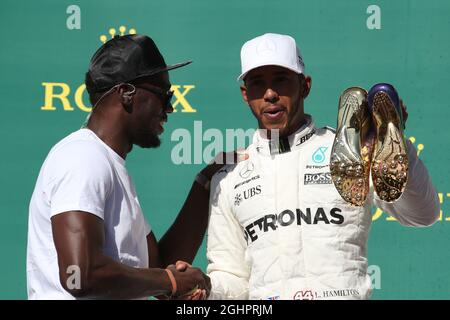 Il vincitore della gara Lewis Hamilton (GBR) Mercedes AMG F1 festeggia sul podio con Usain Bolt (JAM) Athlete. 22.10.2017. Formula 1 World Championship, Rd 17, United States Grand Prix, Austin, Texas, USA, Race Day. Il credito fotografico dovrebbe essere: XPB/Press Association Images. Foto Stock