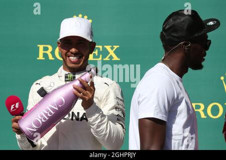 (Da L a R): Lewis Hamilton (GBR) Mercedes AMG F1 celebra sul podio con Usain Bolt (JAM) Athlete. 22.10.2017. Formula 1 World Championship, Rd 17, United States Grand Prix, Austin, Texas, USA, Race Day. Il credito fotografico dovrebbe essere: XPB/Press Association Images. Foto Stock