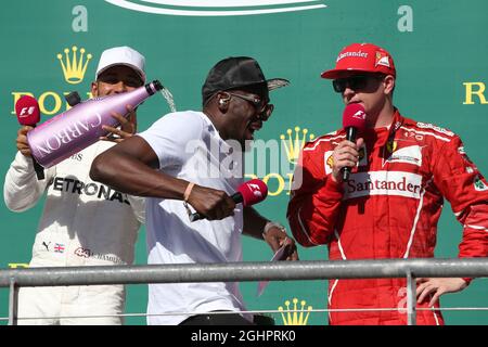 (Da L a R): Lewis Hamilton (GBR) Mercedes AMG F1 celebra sul podio con Usain Bolt (JAM) Athlete e Kimi Raikkonen (fin) Ferrari. 22.10.2017. Formula 1 World Championship, Rd 17, United States Grand Prix, Austin, Texas, USA, Race Day. Il credito fotografico dovrebbe essere: XPB/Press Association Images. Foto Stock