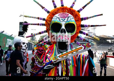 Giorno dei morti costumi nei box. 26.10.2017. Formula 1 World Championship, Rd 18, Gran Premio del Messico, Città del Messico, Messico, Giorno di preparazione. Il credito fotografico dovrebbe essere: XPB/Press Association Images. Foto Stock