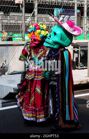 Giorno dei morti costumi nei box. 26.10.2017. Formula 1 World Championship, Rd 18, Gran Premio del Messico, Città del Messico, Messico, Giorno di preparazione. Il credito fotografico dovrebbe essere: XPB/Press Association Images. Foto Stock