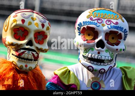 Giorno dei morti costumi nei box. 26.10.2017. Formula 1 World Championship, Rd 18, Gran Premio del Messico, Città del Messico, Messico, Giorno di preparazione. Il credito fotografico dovrebbe essere: XPB/Press Association Images. Foto Stock