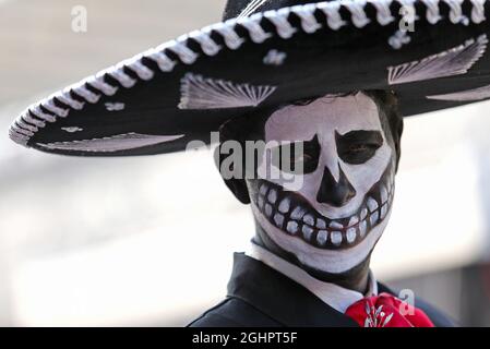 Giorno dei morti costumi nei box. 26.10.2017. Formula 1 World Championship, Rd 18, Gran Premio del Messico, Città del Messico, Messico, Giorno di preparazione. Il credito fotografico dovrebbe essere: XPB/Press Association Images. Foto Stock