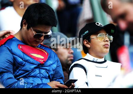 Tifosi in tribuna. 27.10.2017. Formula 1 World Championship, Rd 18, Gran Premio del Messico, Città del Messico, Messico, Giorno della pratica. Il credito fotografico dovrebbe essere: XPB/Press Association Images. Foto Stock