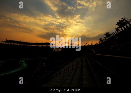 Il sole tramonta sul circuito. 27.10.2017. Formula 1 World Championship, Rd 18, Gran Premio del Messico, Città del Messico, Messico, Giorno della pratica. Il credito fotografico dovrebbe essere: XPB/Press Association Images. Foto Stock