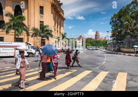 scena stradale diurna nel centro di yangon città myanmar Foto Stock