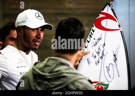 (Da L a R): Lewis Hamilton (GBR) Mercedes AMG F1 con Gabriel Medina (BRA) Professional Surfer e WSL campione del mondo. 09.11.2017. Formula 1 World Championship, Rd 19, Gran Premio del Brasile, San Paolo, Brasile, Giorno di preparazione. Il credito fotografico dovrebbe essere: XPB/Press Association Images. Foto Stock