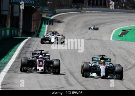 Lewis Hamilton (GBR) Mercedes AMG F1 W08 sorpassa Romain Grosjean (fra) Haas F1 Team VF-17. 12.11.2017. Formula 1 World Championship, Rd 19, Gran Premio del Brasile, San Paolo, Brasile, Giorno di gara. Il credito fotografico dovrebbe essere: XPB/Press Association Images. Foto Stock