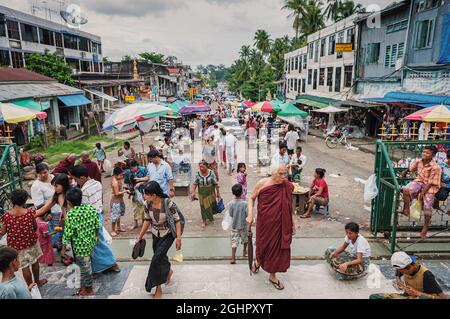 scena stradale diurna nel centro di yangon città myanmar Foto Stock