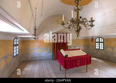 Tavolo con rotolo Torah e armadietto Torah nella sinagoga del Judenhof, Museo della Svizzera Franconia, Tuechersfeld, alta Franconia, Baviera Foto Stock