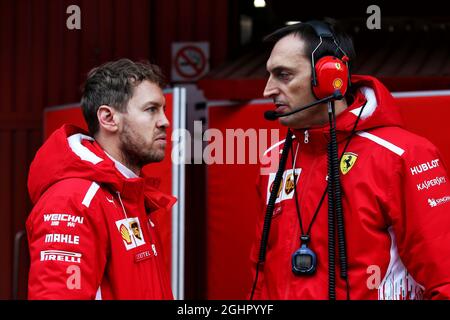 Sebastian Vettel (GER) Ferrari con Riccardo Adami (ITA) Ferrari Race Engineer. 27.02.2018. Test formula uno, giorno due, Barcellona, Spagna. Martedì. Il credito fotografico dovrebbe essere: XPB/Press Association Images. Foto Stock