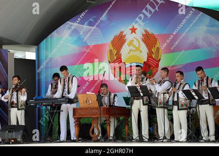 Band che suona nel centro della città di Tiraspol per celebrare Independence Day 2021 Foto Stock