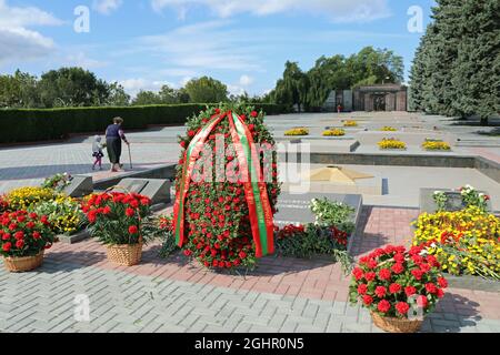 Fiori deposti per la Giornata dell'Indipendenza al Memoriale di Gloria a Tiraspol in Transnistria Foto Stock