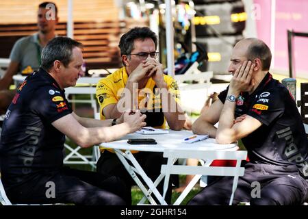 Paul Monaghan (GBR) Red Bull Racing Chief Engineer (Left). 22.03.2018. Formula 1 World Championship, Rd 1, Australian Grand Prix, Albert Park, Melbourne, Australia, giorno di preparazione. Il credito fotografico dovrebbe essere: XPB/Press Association Images. Foto Stock