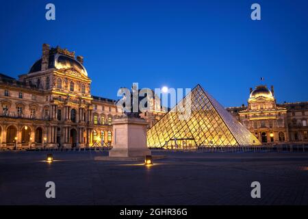 Museo del Louvre e la piramide illuminata di notte a Parigi Francia Foto Stock