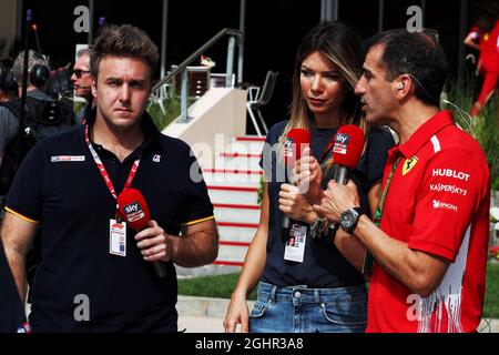 (Da L a R): Davide Valsecchi (ITA) Sky F1 Italia Presenter con Federica Masolin (ITA) Sky F1 Italia Presenter e Marc gene (ESP) Ferrari Test driver. 07.04.2018. Formula 1 World Championship, Rd 2, Bahrain Grand Prix, Sakhir, Bahrain, Giorno di qualificazione. Il credito fotografico dovrebbe essere: XPB/Press Association Images. Foto Stock