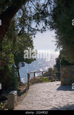 Tarragona in Catalogna: Il sentiero costiero vicino al villaggio di Roc de Sant Gaietà Foto Stock