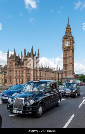 Londra taxi su Westminster Bridge, Palazzo di Westminster, Houses of Parliament, Big ben, City of Westminster, Londra, Inghilterra, Regno Unito Foto Stock