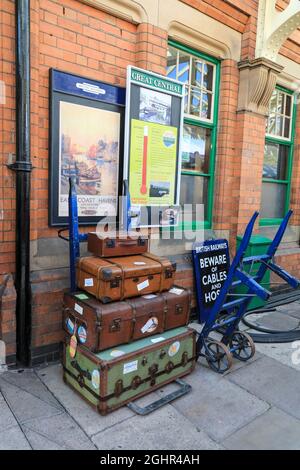 Bagagli su una piattaforma di stazione, Great Central Railway, una ferrovia del patrimonio che corre tra Loughborough e Leicester, Leicestershire, Inghilterra, Regno Unito Foto Stock