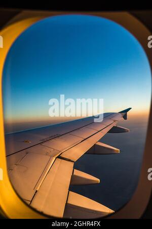 La vista dalla finestra-sedile di un aereo eurowings in rotta per Londra. Foto Stock