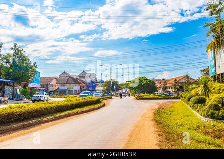 Luang Prabang Laos 22. Novembre 2018 colorato mercato alimentare negozi strade e paesaggio urbano della città vecchia Luang Prabang Laos. Foto Stock