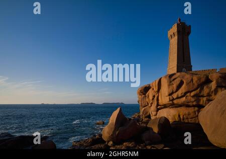 Faro Phare de Ploumanac'h, Granite Rock, Ploumanac'h, Cote de Granit Rose, Cotes-d'Armor, Bretagna, Francia Foto Stock