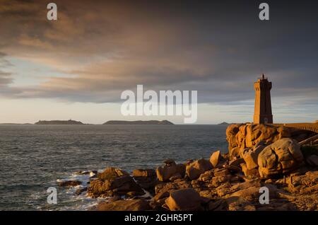 Faro Phare de Ploumanac'h, Granite Rock, Ploumanac'h, Cote de Granit Rose, Cotes-d'Armor, Bretagna, Francia Foto Stock