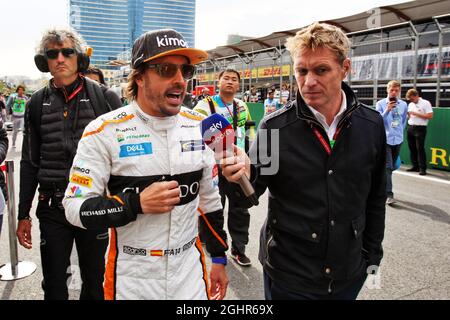 Fernando Alonso (ESP) McLaren con Simon Lazenby (GBR) Sky Sports F1 TV Presenter in griglia. 29.04.2018. Formula 1 World Championship, Rd 4, Gran Premio di Azerbaigian, circuito di Baku Street, Azerbaijan, Giorno di gara. Il credito fotografico dovrebbe essere: XPB/Press Association Images. Foto Stock