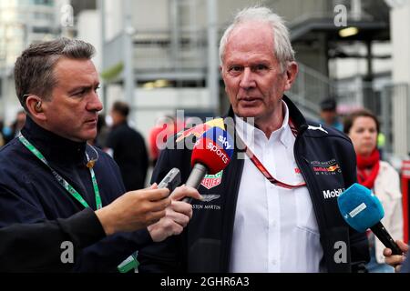 Dr Helmut Marko (AUT) Red Bull Motorsport Consulente con Craig Slater (GBR) Sky F1 Reporter. 29.04.2018. Formula 1 World Championship, Rd 4, Gran Premio di Azerbaigian, circuito di Baku Street, Azerbaijan, Giorno di gara. Il credito fotografico dovrebbe essere: XPB/Press Association Images. Foto Stock