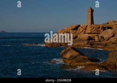 Faro Phare de Ploumanac'h, Granite Rock, Ploumanac'h, Cote de Granit Rose, Cotes-d'Armor, Bretagna, Francia Foto Stock