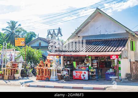 Luang Prabang Laos 22. Novembre 2018 colorato mercato alimentare negozi strade e paesaggio urbano della città vecchia Luang Prabang Laos. Foto Stock