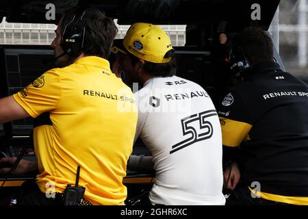 Carlos Sainz Jr (ESP) Renault Sport F1 Team con Ciaron Pilbeam (GBR) Renault Sport F1 Team Chief Race Engineer sul portale dei box. 12.05.2018. Formula 1 World Championship, Rd 5, Gran Premio di Spagna, Barcellona, Spagna, Giorno di qualificazione. Il credito fotografico dovrebbe essere: XPB/Press Association Images. Foto Stock