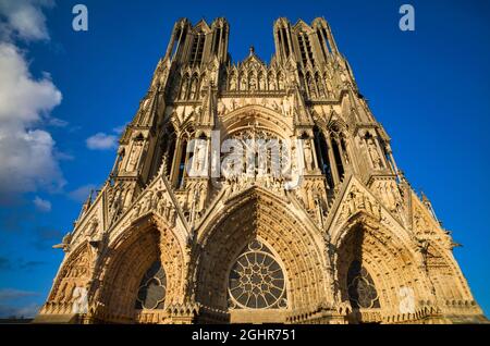 Facciata ovest, Cattedrale di Notre-Dame, patrimonio dell'umanità dell'UNESCO, Reims, Champagne, Francia Foto Stock