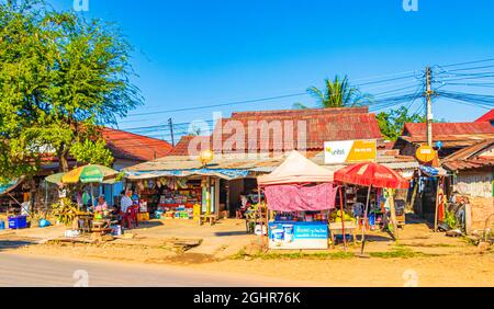 Luang Prabang Laos 22. Novembre 2018 colorato mercato alimentare negozi strade e paesaggio urbano della città vecchia Luang Prabang Laos. Foto Stock