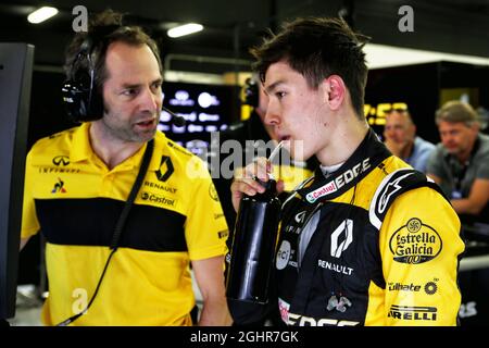 (Da L a R): Ciaron Pilbeam (GBR) Renault Sport F1 Team Chief Race Engineer con Jack Aitken (GBR) / (KOR) Renault Sport F1 Team RS18 Test e Reserve driver. 16.05.2018. Formula uno in Season Testing, giorno due, Barcellona, Spagna. Mercoledì. Il credito fotografico dovrebbe essere: XPB/Press Association Images. Foto Stock