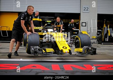 Renault Sport F1 Team RS18 di Carlos Sainz Jr (ESP) Renault Sport F1 Team spinto dai meccanici ai box. 28.06.2018. Formula 1 World Championship, Rd 9, Gran Premio d'Austria, Spielberg, Austria, Giorno di preparazione. Il credito fotografico dovrebbe essere: XPB/Press Association Images. Foto Stock