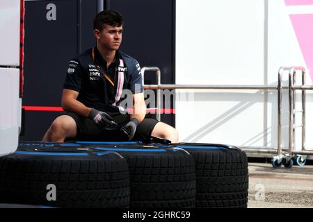 Sahara Force India F1 Team meccanico con pneumatici Pirelli. 28.06.2018. Formula 1 World Championship, Rd 9, Gran Premio d'Austria, Spielberg, Austria, Giorno di preparazione. Il credito fotografico dovrebbe essere: XPB/Press Association Images. Foto Stock