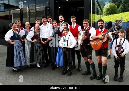 Toto Wolff (GER) Mercedes AMG F1, azionista e direttore esecutivo, con animatori tradizionalmente astati nel paddock. 30.06.2018. Formula 1 World Championship, Rd 9, Gran Premio d'Austria, Spielberg, Austria, Giorno di qualificazione. Il credito fotografico dovrebbe essere: XPB/Press Association Images. Foto Stock