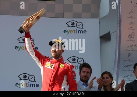 Il vincitore della gara Sebastian Vettel (GER) celebra la Ferrari sul podio. 01.07.2018. Formula 1 World Championship, Rd 9, Gran Premio d'Austria, Spielberg, Austria, Giorno di gara. Il credito fotografico dovrebbe essere: XPB/Press Association Images. Foto Stock