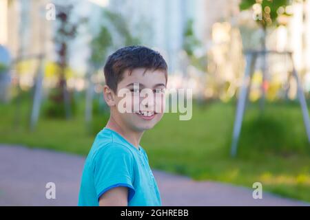 Ragazzo in città, vita cittadina, ritratto estivo Foto Stock