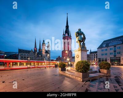 Mercato con la chiesa di mercato Unser Lieben Frauen, anche Marienkirche, Torre Rossa, tram, Halle an der Saale, Sassonia-Anhalt, Germania Foto Stock