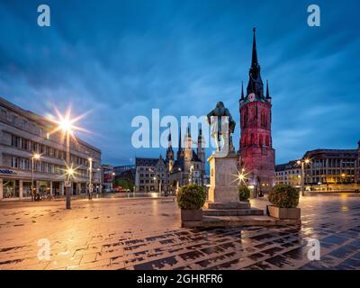 Mercato con mercato chiesa Unser Lieben Frauen, anche Marienkirche, Torre Rossa, Halle an der Saale, Sassonia-Anhalt, Germania Foto Stock