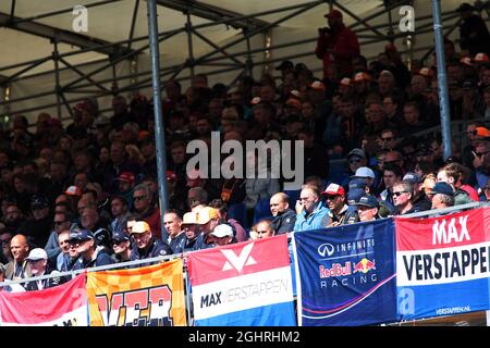 Max Verstappen (NLD) Red Bull Racing tifosi in tribuna. 25.08.2018. Formula 1 World Championship, Rd 13, Gran Premio del Belgio, Spa Francorchamps, Belgio, Giorno di qualificazione. Il credito fotografico dovrebbe essere: XPB/Press Association Images. Foto Stock