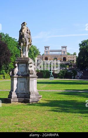 Statua equestre di Federico II e arciere di fronte all'Orangerie, Parco del Palazzo Sanssouci, Potsdam, Brandeburgo, Germania Foto Stock