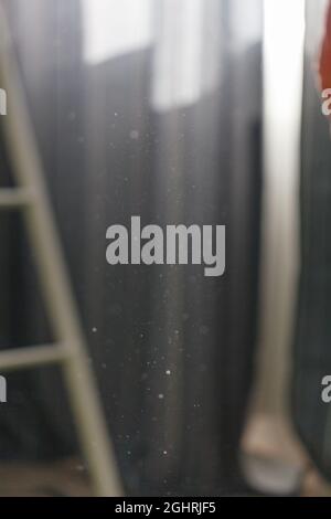 Polvere nella stanza, alla luce del sole dalla finestra, in Foto Stock