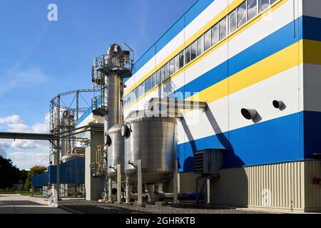 Architettura industriale petrolchimica. Ossigeno liquido azoto e aria criogenico di produzione industriale edifici e apparecchiature con assorbitori scrubber Foto Stock