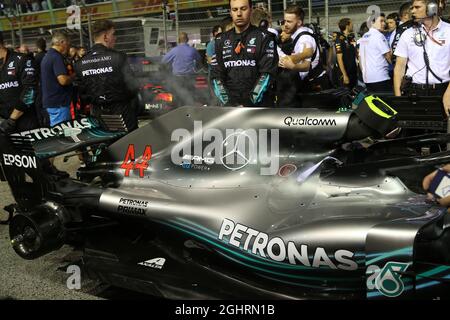 Mercedes AMG F1 W09 di Lewis Hamilton (GBR) in fase di raffreddamento in griglia. 16.09.2018. Formula 1 World Championship, Rd 15, Singapore Grand Prix, Marina Bay Street Circuit, Singapore, Race Day. Il credito fotografico dovrebbe essere: XPB/Press Association Images. Foto Stock