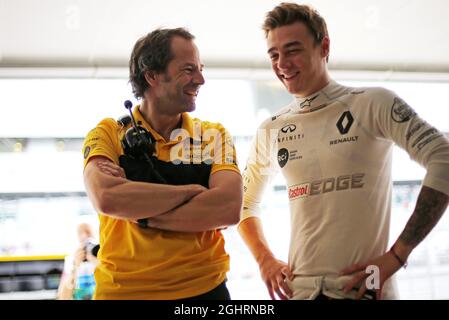 Artem Markelov (RUS) pilota di test e sviluppo del Team Renault Sport F1 con Ciaron Pilbeam (GBR) Capo Race Engineer del Team Renault Sport F1. 28.09.2018. Formula 1 World Championship, Rd 16, Gran Premio di Russia, Sochi Autodrom, Sochi, Russia, giorno della pratica. Il credito fotografico dovrebbe essere: XPB/Press Association Images. Foto Stock