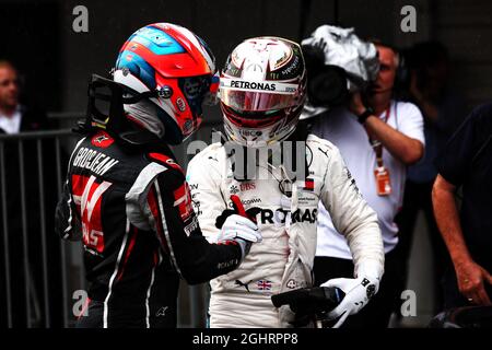 Lewis Hamilton (GBR) Mercedes AMG F1 celebra le sue qualifiche parc ferme con Romain Grosjean (fra) Haas F1 Team. 06.10.2018. Formula 1 World Championship, Rd 17, Gran Premio del Giappone, Suzuka, Giappone, Giorno di qualificazione. Il credito fotografico dovrebbe essere: XPB/Press Association Images. Foto Stock
